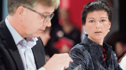 Linken-Politiker Dietmar Bartsch und Sahra Wagenknecht im Juni 2015 auf dem Bundesparteitag in Bielefeld. Seit Oktober bilden die beiden die Doppelspitze der Bundestagsfraktion. 