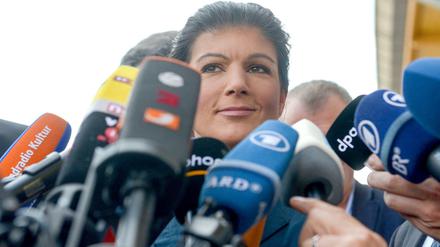 Die Linke-Fraktionsvorsitzende Sahra Wagenknecht äußert sich zum Tortenwurf 