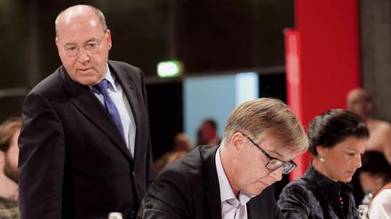 Gregor Gysi, Dietmar Bartsch und Sahra Wagenknecht (von links) im Juni vergangenen Jahres auf dem Linke-Bundesparteitag in Bielefeld.