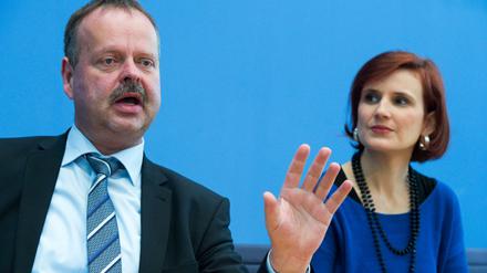 Wulf Gallert, Spitzenkandidat der Linken in Sachsen-Anhalt, und Katja Kipping Vorsitzende der Partei Die Linke sprechen nach der Wahl über das Abschneiden der Linken.