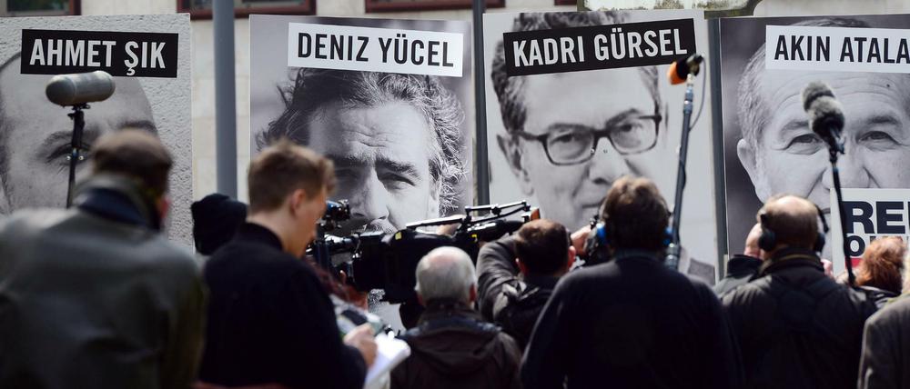 Demonstranten protestieren vor der Botschaft der Türkei für Presse- und Meinungsfreiheit in der Türkei.