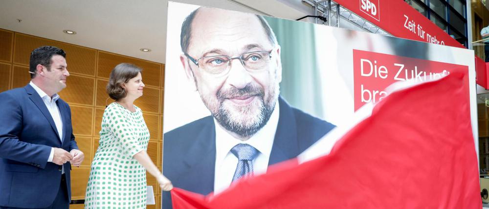 Der SPD-Generalsekretär, Hubertus Heil, und die SPD-Geschäftsführerin Juliane Seifert präsentieren im Willy Brandt Haus die erste Welle der Plakatkampagne der SPD für die Bundestagswahl.