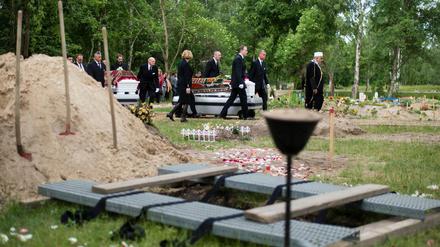 Der Sarg mit der Leiche einer im Mittelmeer ertrunkenen Syrerin wird am Dienstag auf dem muslimischen Teil des Friedhofs Berlin-Gatow zum Grabplatz gebracht. 