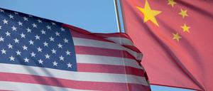 Die US-amerikanische Flagge (links) und die Flagge der Volksrepublik China.
