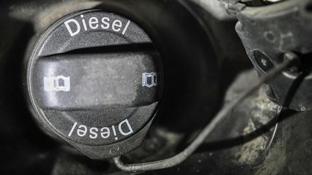 Der Tankdeckel eines VW Golf TDI mit der Aufschrift "Diesel".