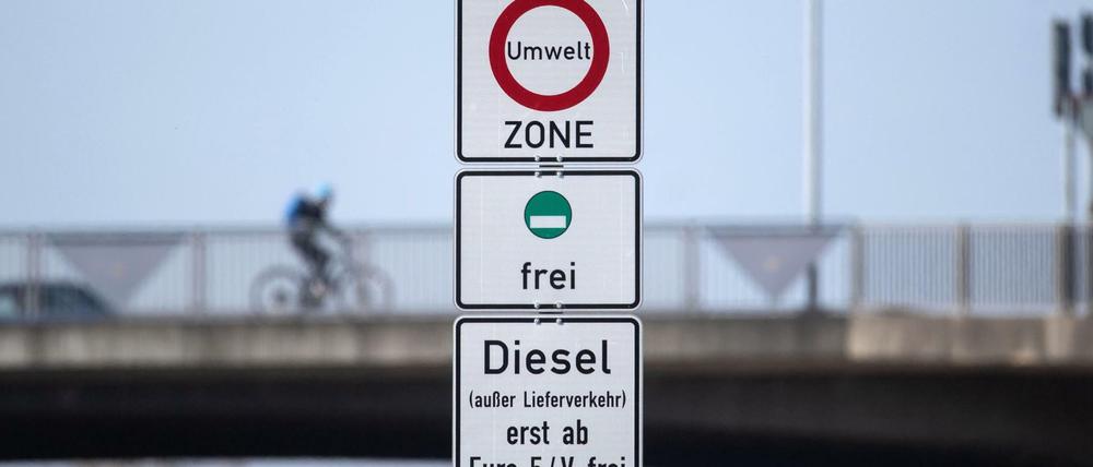 Ein Schild weist auf das Diesel-Fahrverbot für Dieselfahrzeuge unter Euro 5 hin. 