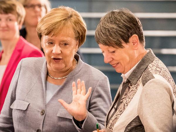 Bundeskanzlerin Angela Merkel (CDU) spricht mit Umweltministerin Barbara Hendricks (SPD) am Dienstag in Berlin. 