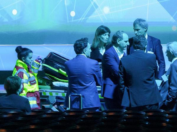 Peter Altmaier ist nach seiner Auftaktrede beim Digital-Gipfel in Dortmund beim Gang von der Bühne schwer gestürzt. Links ist eine Mitarbeiterin vom Rettungsdienst.