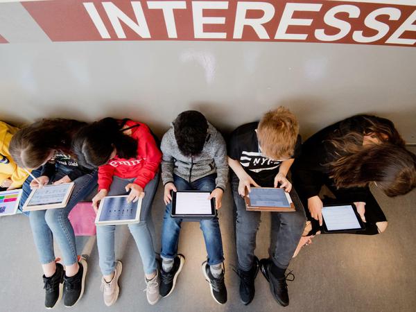 In Deutschland eher selten der Fall: Schüler arbeiten mit Tablets. 