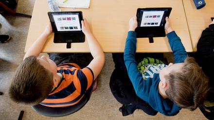Schüler einer 5. Klasse lernen mit iPads im Englischunterricht.