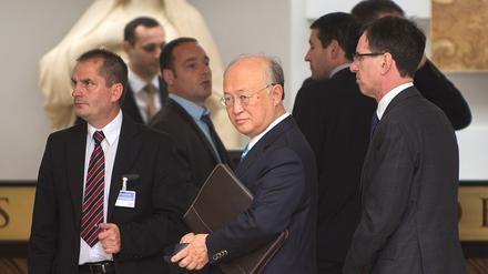 Der Chef der Internationalen Atomenergiebehörde Yukiya Amano (Mitte) verhandelte zuletzt in Wien und ist nun nach Teheran weitergereist.  
