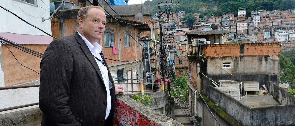Entwicklungsminister Dirk Niebel bei dem Besuch in einer Favela in Rio: "Cantagalo" ist das älteste Armenviertel der Millionenstadt. 