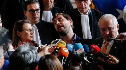 Die früheren katalanischen Minister Lluis Puig Gordi (Mitte), Antoni Comin (r) und Meritxell Serret (l) sprechen vor dem Gericht in Brüssel vor den Medien. 
