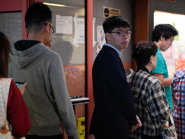 Der von den Lokalwahlen ausgeschlossene Kandidat Joshua Wong gibt seine Stimme in Hongkong ab.