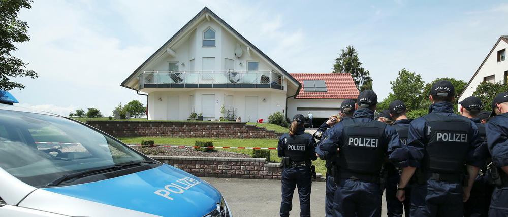 Polizisten vor den Haus von Walter Lübcke.