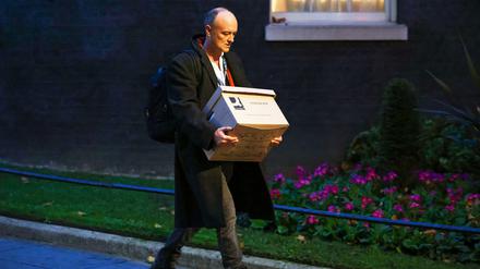 Dominic Cummings verlässt Downing Street mit einem Paket, in dem er seine Sachen eingepackt hat.