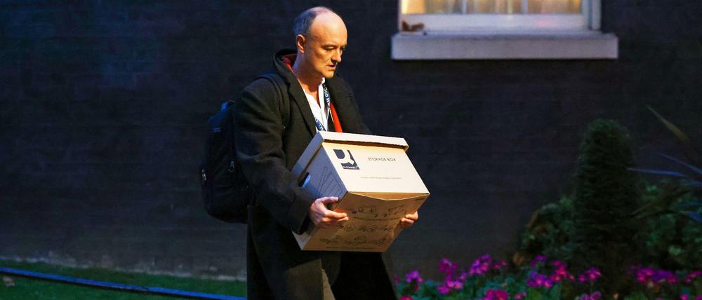 Dominic Cummings verlässt Downing Street mit einem Paket, in dem er seine Sachen eingepackt hat.