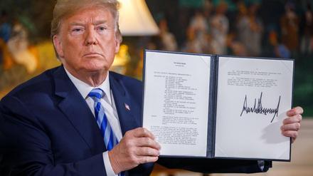 Im Mai zeigte US-Präsident Donald Trump ein Präsidentschaftsmemorandum, nachdem er erklärt hatte, dass die USA aus dem Atomdeal mit dem Iran aussteige. 