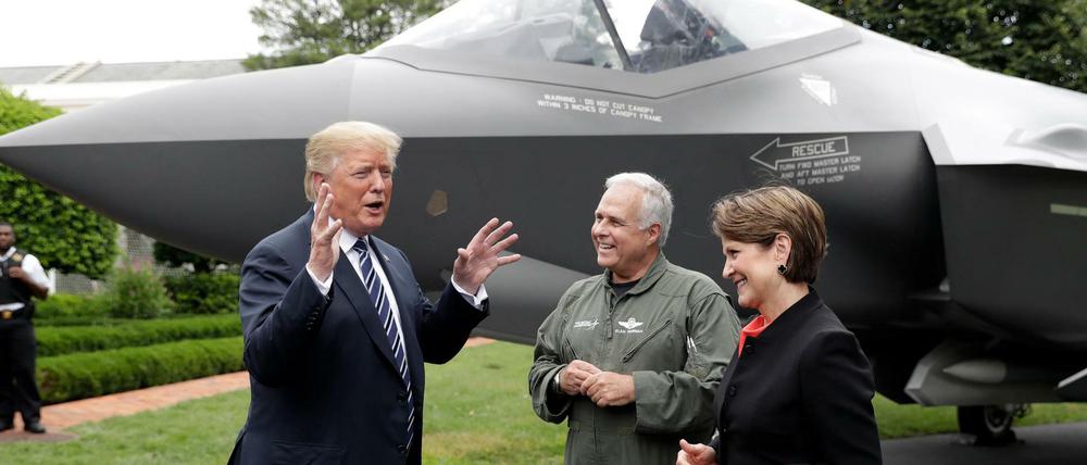 US-Unternehmen dürfen unbegrenzt an Politiker spenden. Hier US-Präsident Trump mit Marillyn A. Hewson, Präsidentin und CEO des US-Rüstungsunternehmens Lockheed Martin.