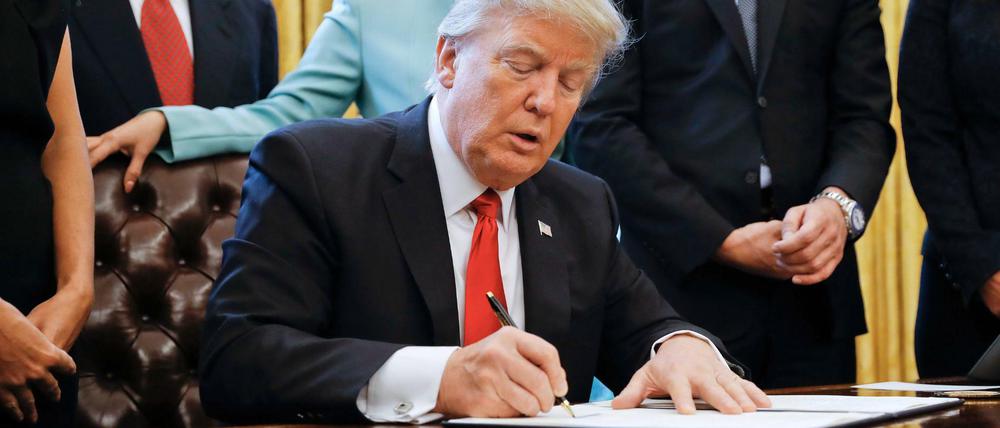 US-Präsident Donald Trump unterzeichnet ein Dekret zum Bürokratieabbau.