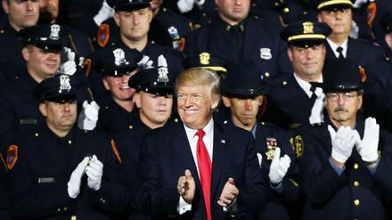 Trump und Polizisten. 