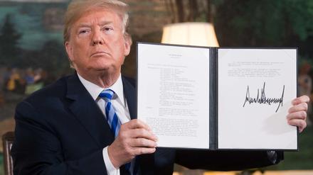 US-Präsident Donald Trump kündigte den Atomvertrag mit dem Iran - und setzt die Mullahs unter Druck. signs a document reinstating sanctions against Iran after announcing the US withdrawal from the Iran Nuclear deal, in the Diplomatic Reception Room at the White House in Washington, DC, on May 8, 2018. 