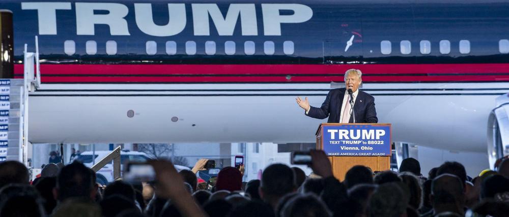 Kundgebung mit Flugzeug: Der republikanische US-Präsidentschaftskandidat spricht in Vienna, Ohio, zu seinen Anhängern. 