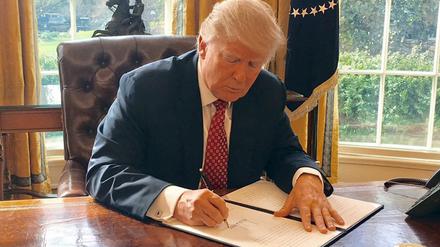 US-Präsident Donald Trump unterzeichnet am 06.03.2017 in Washington ein neues Einreiseverbot. Betroffen sind Flüchtlinge und Menschen aus den sechs vorwiegend muslimischen Ländern Iran, Syrien, Somalia, Jemen, Libyen und dem Sudan.
