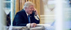 US-Präsident Donald Trump im Oval Office bei seinem Telefonat mit Angela Merkel.