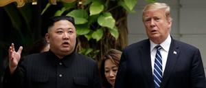 US-Präsident Donald Trump (rechts) und der nordkoreanische Machthaber Kim Jong Un einen Spaziergang nach ihrem ersten Treffen im Sofitel Legend Metropole Hanoi Hotel, in Hanoi. 