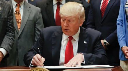 Das unterzeichnen von Dekreten ist eine der Lieblingsbeschäftigungen von Donald Trump