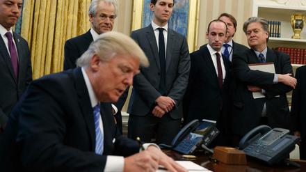 US-Präsident Donald Trump unterzeichnet einen Erlass, der den Rückzug der Vereinigten Staaten aus dem geplanten Handelsabkommen TPP besiegelt.