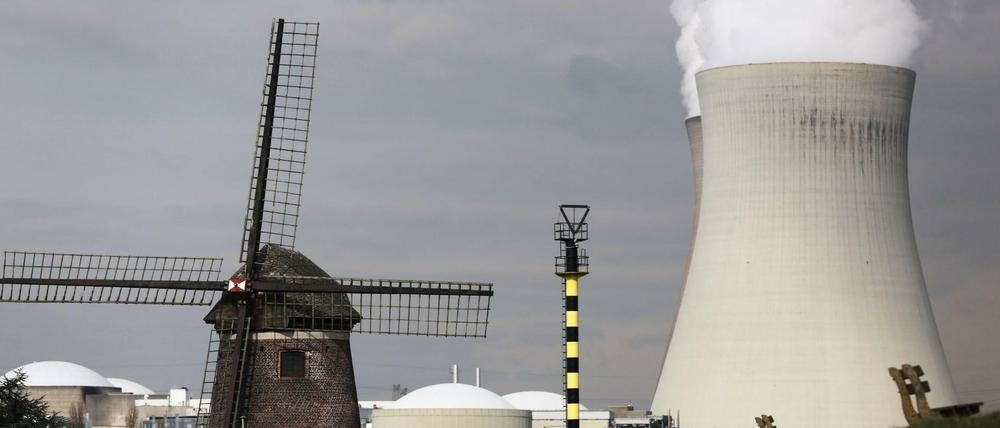 Dieses Bild zeigt das Atomkraftwerk Doel in Belgien. Es war anfangs mit der Meldung über den Tod eines Mitarbeiters in Verbindung gebracht worden. Das stellte sich als falsch heraus.