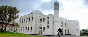 Radfahrer vor der Khadija-Moschee der Ahmadiyya-Gemeinde in Berlin