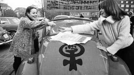 Der alte Kampf gegen den 218: Frauen-Autokorso in Dortmund im Jahre 1975