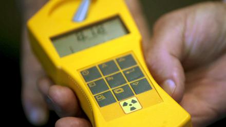 Ein Arzt der der Vereinigung «Ärzte zur Verhütung eines Atomkrieges - Ärzte in Sozialer Verantwortung» (IPPNW) hält ein Dosimeter zur Messung radioaktiver Strahlung in der Hand. 