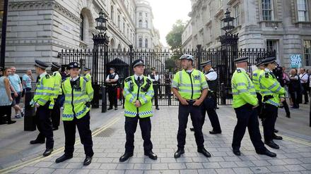 Polizisten schützen die Downing Street in London, wo Premier Cameron residiert. Großbritannien hat am Abend die Kriegsrhetorik entschärft. 