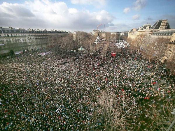 Immer mehr Menschen strömen auf den Place de la Republique in Paris.