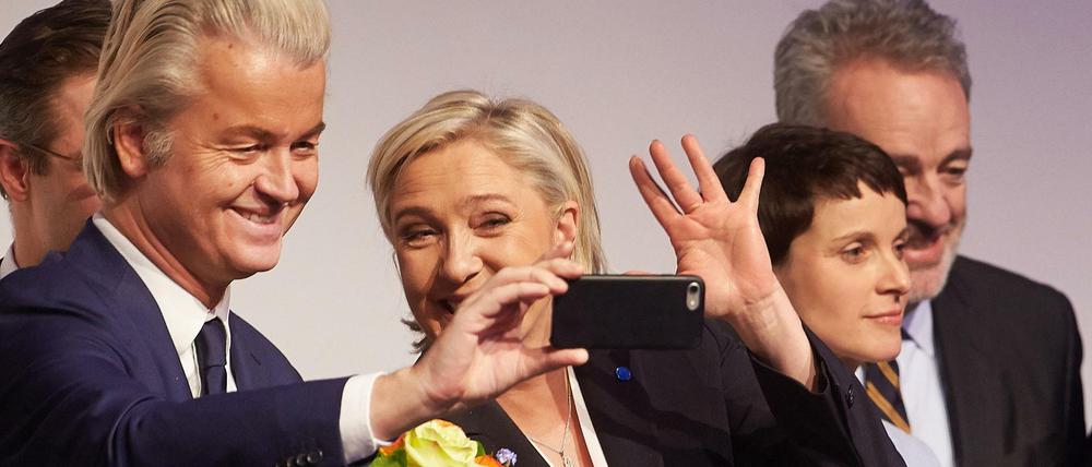 Der Vorsitzende der niederländischen Freiheitspartei (PVV,), Geert Wilders, die Vorsitzende des französischen Front National (FN), Marine Le Pen, und die AFD-Vorsitzende Frauke Petry.