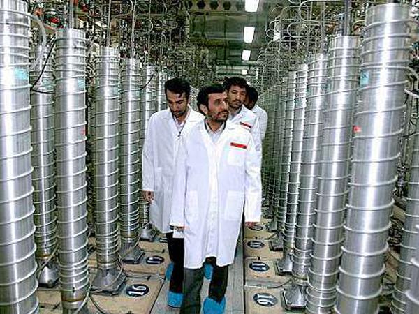 Der iranische Präsident Ahmadinedschad bei einer Inspektion der Atomanlage Natans.