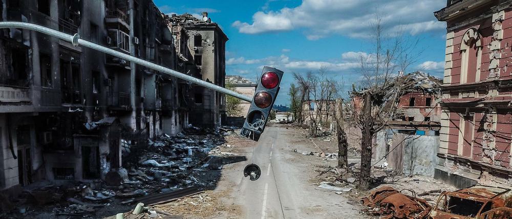 Straße im zerstörten Mariupol. 