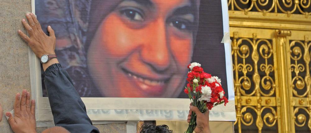 Dresden 2009: Ein Plakat vor dem Rathaus erinnert unmittelbar nach dem Mord an Marwa el-Sherbini.