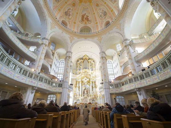 Den ganzen Tag über gedachten Menschen in der Frauenkirche der Bombardierung von Dresden vor 70 Jahren.