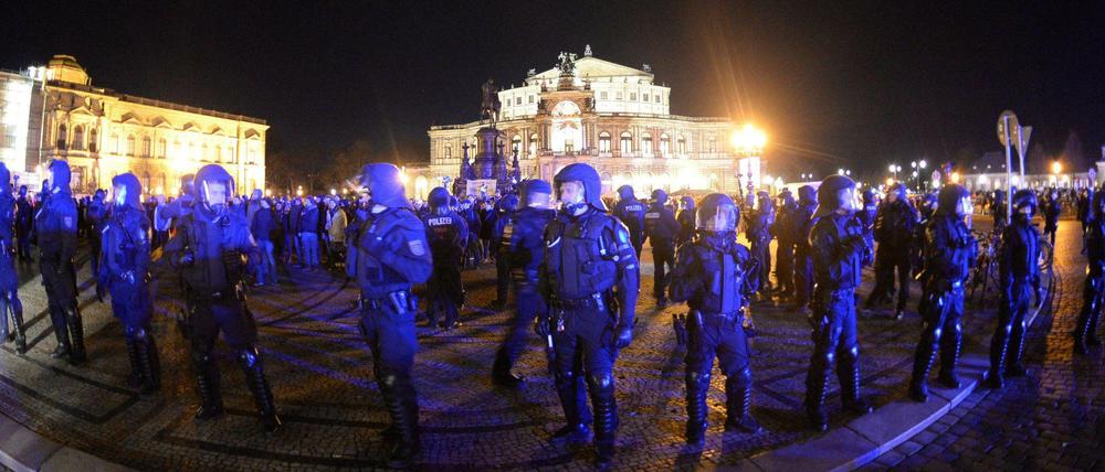 Massives Polizeiaufgebot vor der Dresdner Semperoper.
