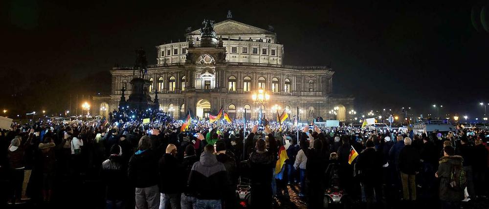 In den vergangenen Wochen kamen Zehntausende zu den Pegida-Demonstrationen: An diesem Montag hat die Dresdner Polizei alle Versammlungen aus Sicherheitsgründen untersagt.