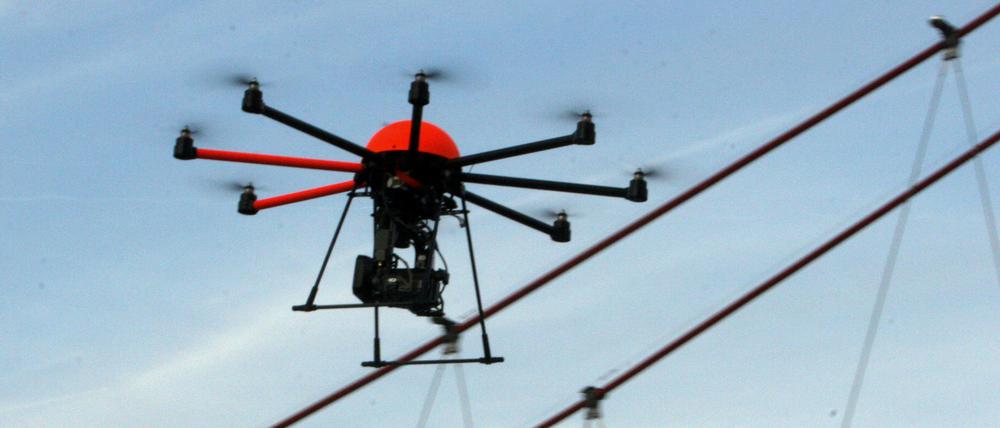 Kleine Drohnen könnten laut Bundesinnenministerium dazu eingesetzt werden, Personen anzugreifen.