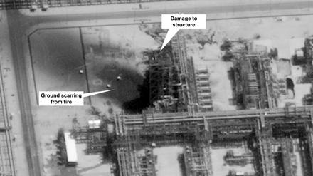 Saudi-Arabien, Buqyaq: Dieses von der US-Regierung zur Verfügung gestellte Foto zeigt zeigt Schäden an der Infrastruktur von Ölraffinerie des saudischen Ölriesens Saudi Aramco nach dem Drohnenangriff. 