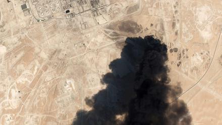Das Satellitenbild zeigt Rauch, der aus einer Raffinerie aufsteigt.