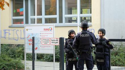 Polizisten stehen in Leipzig vor dem Reclam-Gymnasium. Per E-Mail sind zuvor an mindestens sieben Schulen in Leipzig Drohungen eingegangen.