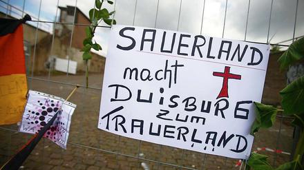 Viele Duisburger machen Oberbürgermeister Adolf Sauerland für die Loveparade-Katastrophe mitverantwortlich und fordern seinen Rücktritt.